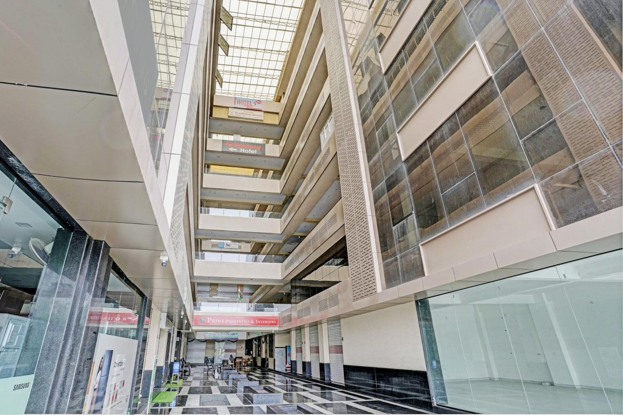 Oyo Flagship Hotel 9 Сурат Экстерьер фото